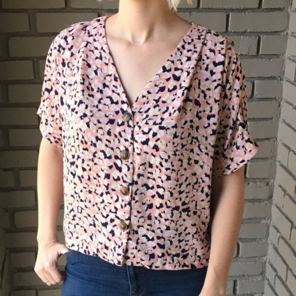 Elodie Anthro V Neck Pink Leopard Button Blouse M